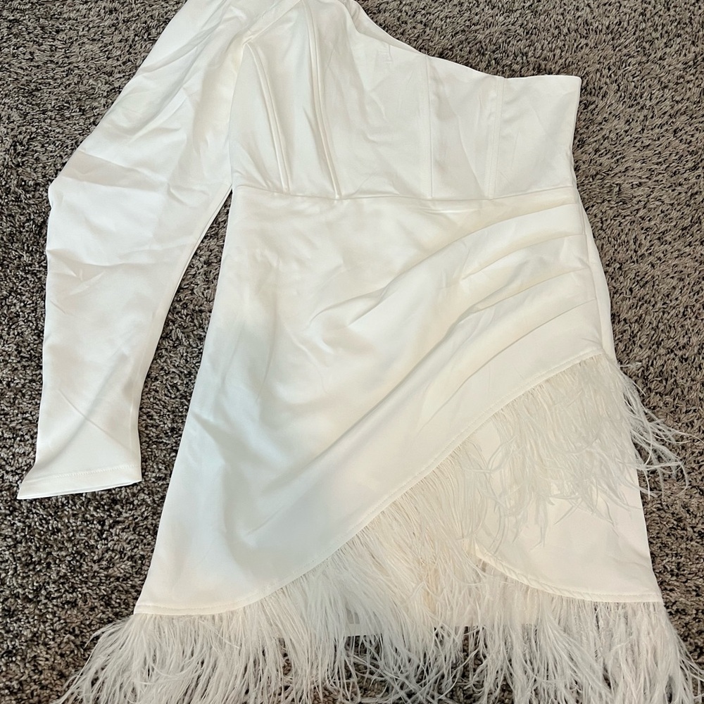 Chic White One-Shoulder Dress with Feather Fringe